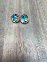 Load image into Gallery viewer, FLOWER STUD EARRINGS